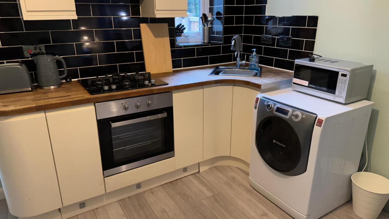 One Bedroom Apartment In Walsall Sleeps 4 Free Wifi By Villazu Bloxwich Exterior photo